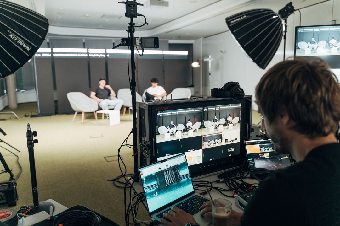 Video Village mit Monitoren während einer Produktion