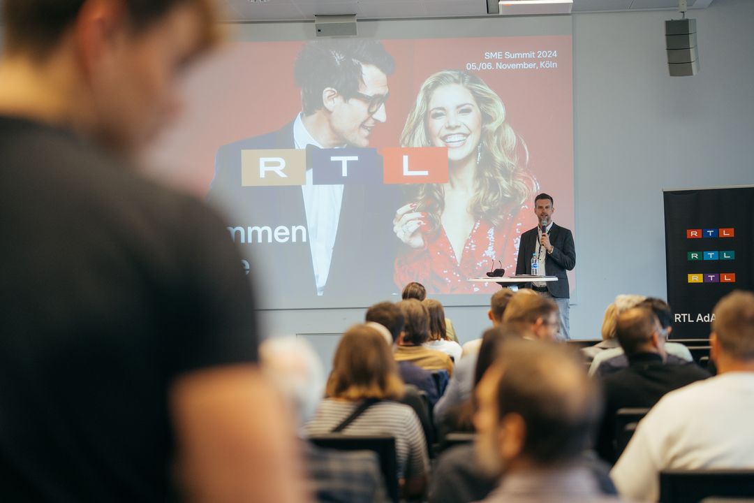 Publikum verfolgt einen Vortrag auf einer Konferenz