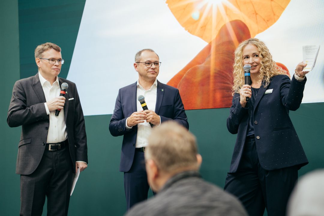 Podiumsgespräch auf der Bühne eines Messestands